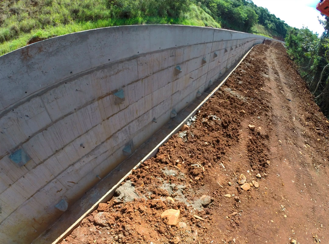 Muro de Contenção e Reconstrução Do Pavimento