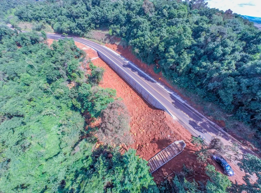 Muro de Contenção e Reconstrução Do Pavimento