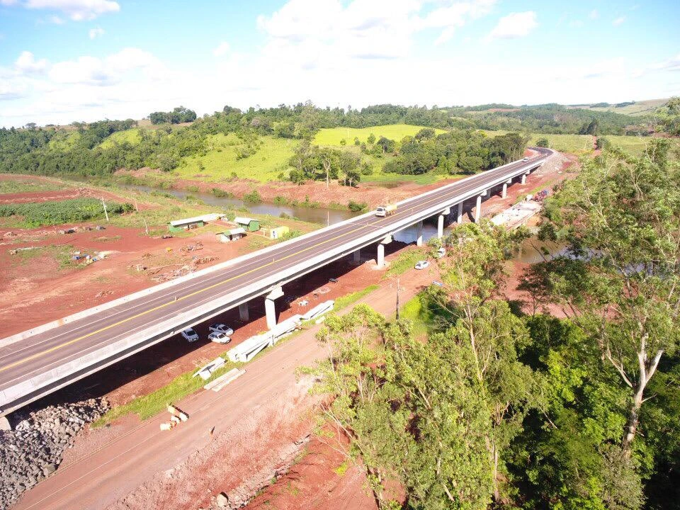 Ponte Sobre Rio Andrade