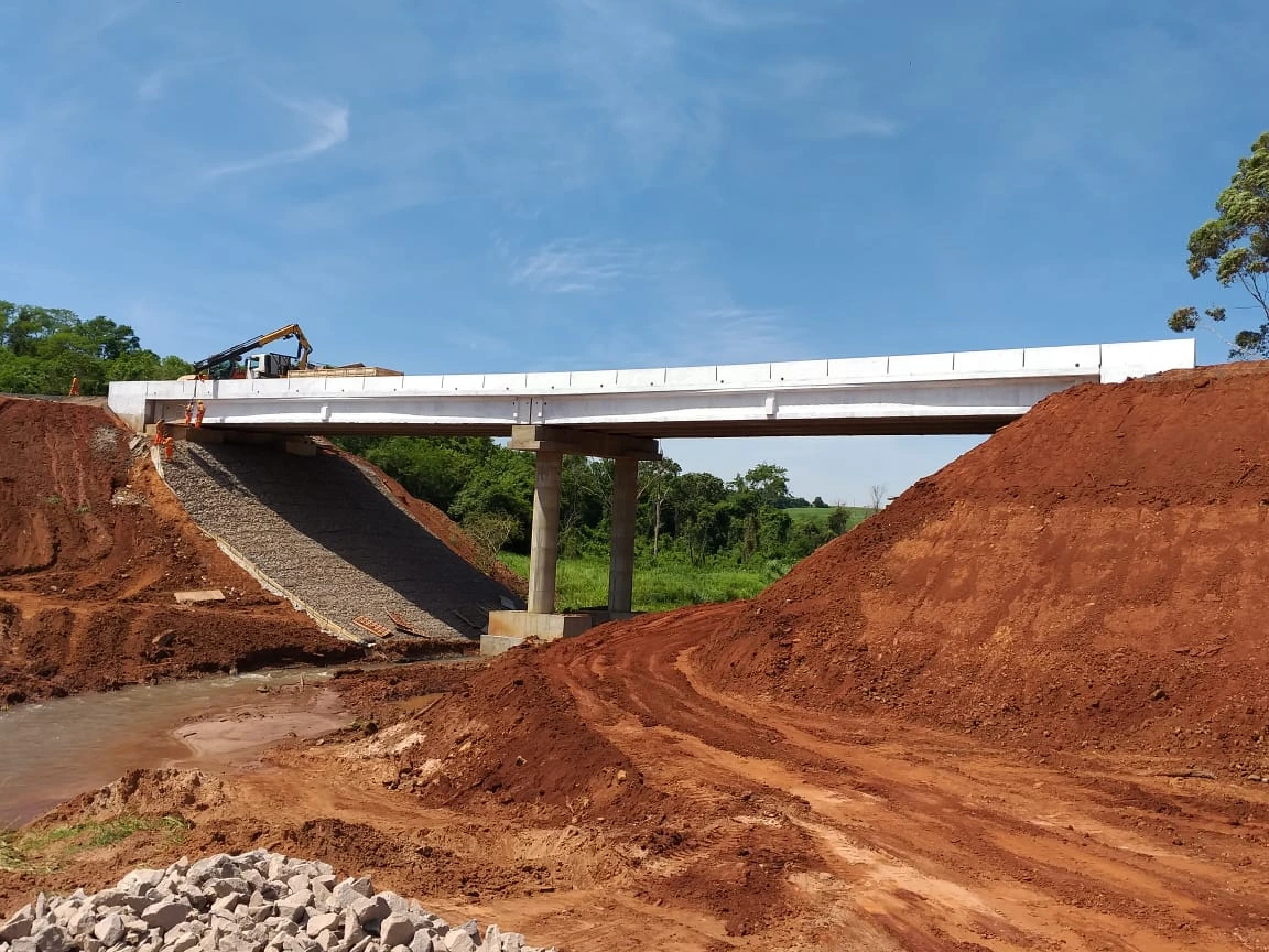 Ponte Sobre Rio Catingueiro