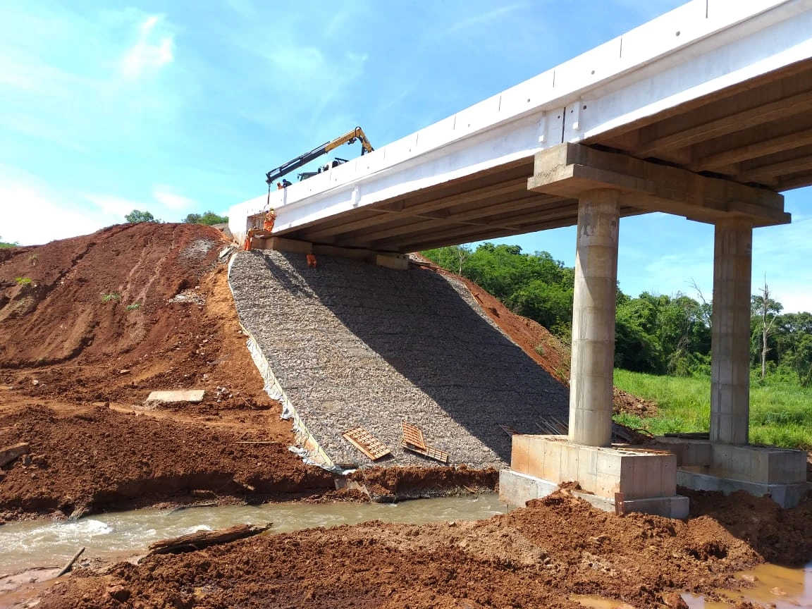 Ponte Sobre Rio Catingueiro