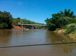 Ponte sobre Rio Ribeira