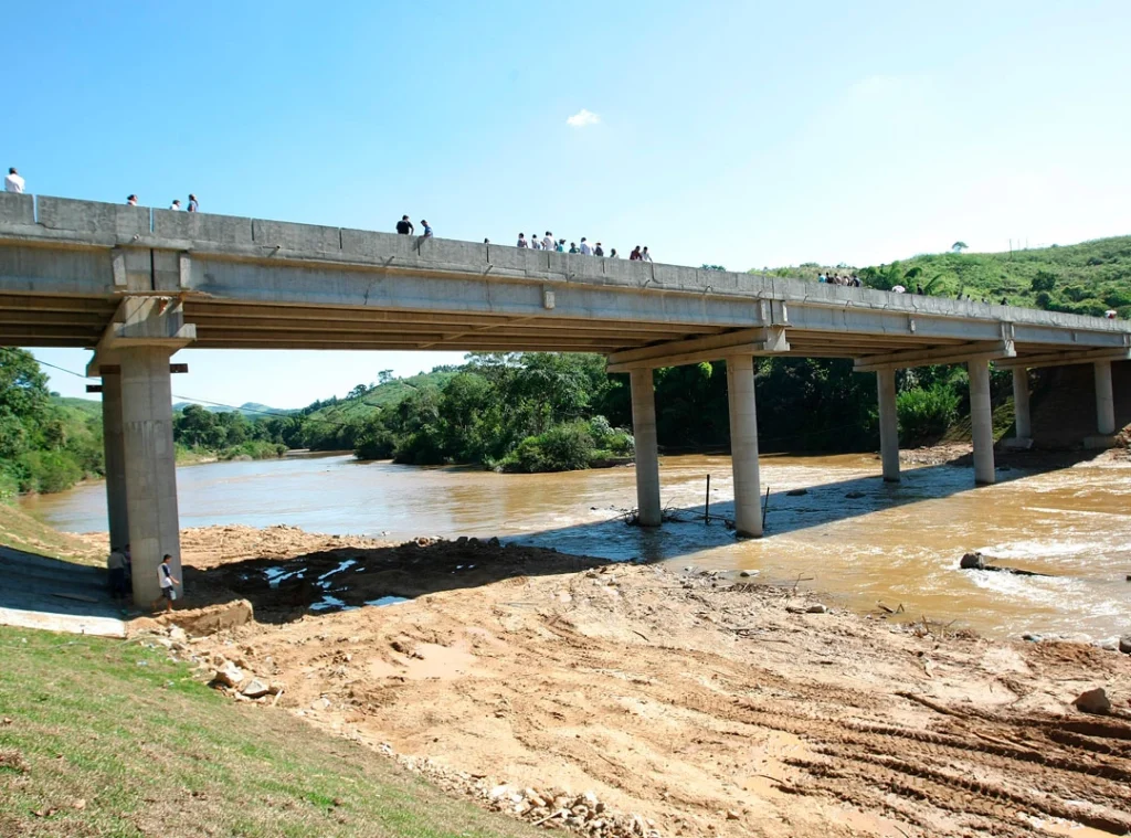Ponte sobre Rio Ribeira